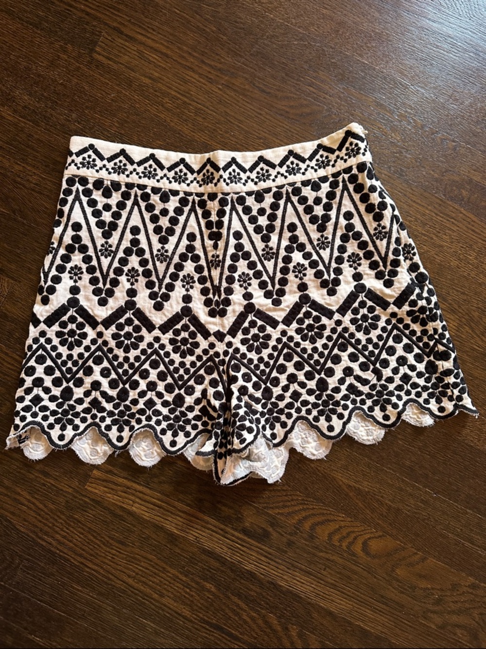 Zara White Shorts with Black Geometric Embroidery and Scallop Bottom Size Large